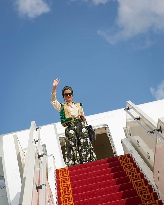 时髦圈儿|只穿高定服、收购 VALENTINO 的时尚王妃！认识卡塔尔王妃谢赫莫扎的传奇人生