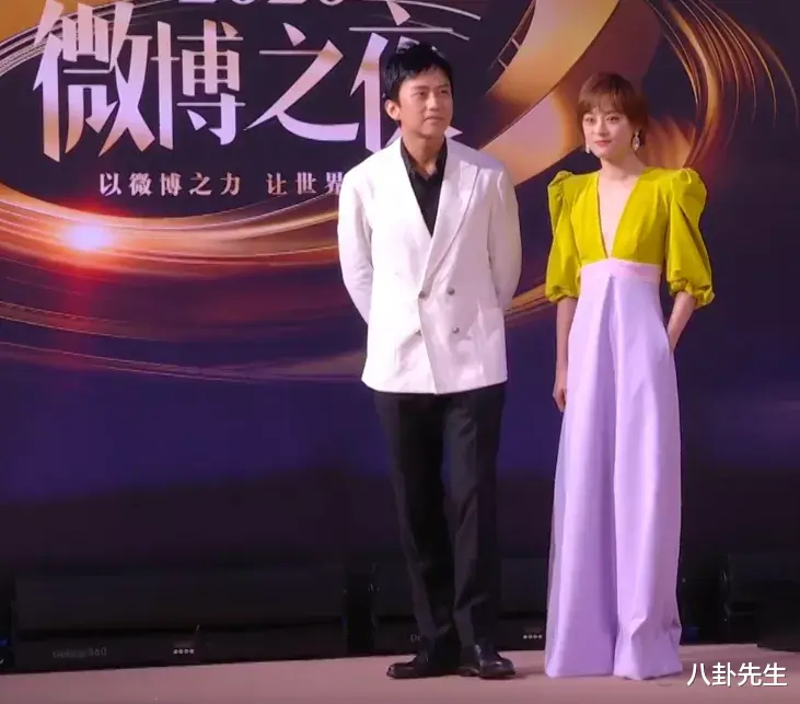 黄晓明|微博之夜女星斗艳：热巴精致如洋娃娃，江疏影穿着最大胆