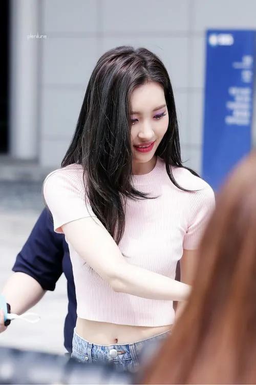 花影爱花 “南韩第一腿精\＂明星李宣美，12岁进女团赚钱养家，给经纪人打钱