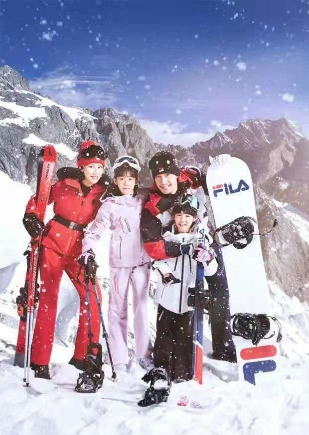 闲鱼有话说 陆毅一家拍大片,穿得臃肿也遮不住大长腿,俩闺女穿同款像双胞胎