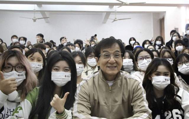成龙|67岁成龙现身武汉高校上课，获百人迎接排场大，亲切打招呼无架子