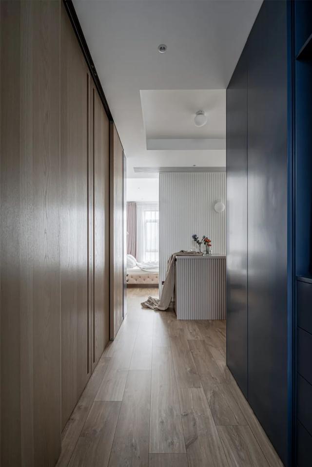 210㎡简约大平层，淡雅温馨、绿植装饰，生活文艺舒适