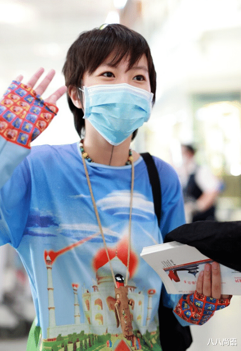 窦靖童|不愧是王菲女儿!24岁窦靖童终于长发飘飘,清纯模样像妈妈年轻时