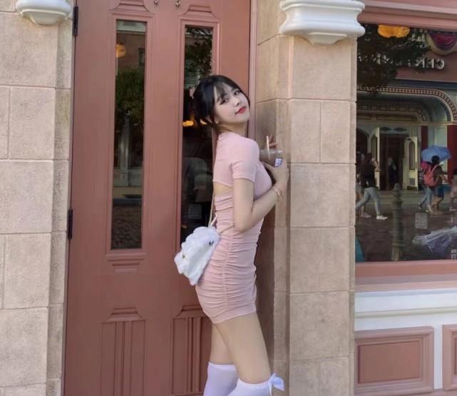 奶球妈咪聊|港媒曝周星驰追求17岁落选港姐,两人约会照曝光,互动甜蜜无代沟