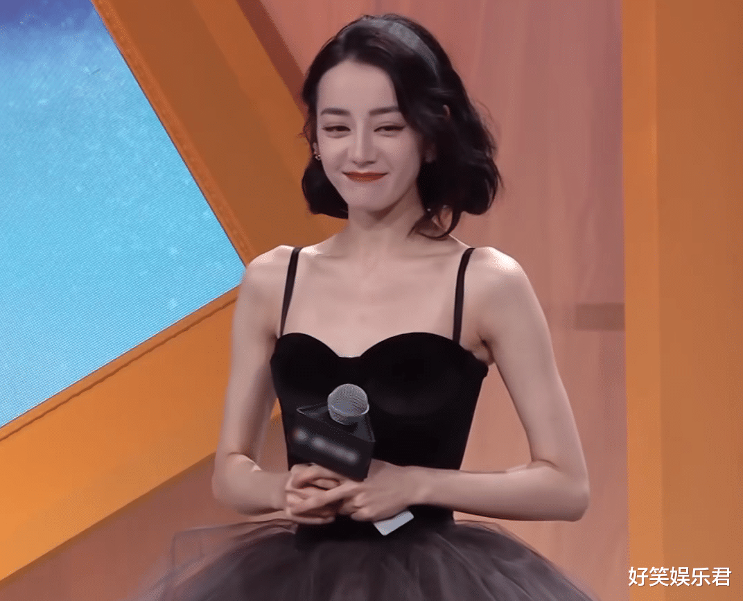 迪丽热巴|迪丽热巴出席发布会,罕见换短发造型,一不小心美成“在逃公主”