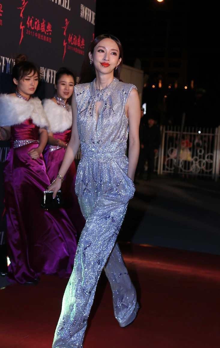 白小白的衣橱|张俪也有这么招摇的时候，穿的裙子挺“省布料”，但藏不住身材