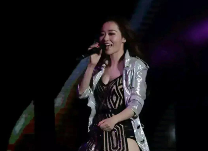 张靓颖|张靓颖放飞自我后，身材越发走形，曾经仙气飘飘的天后去哪里了？