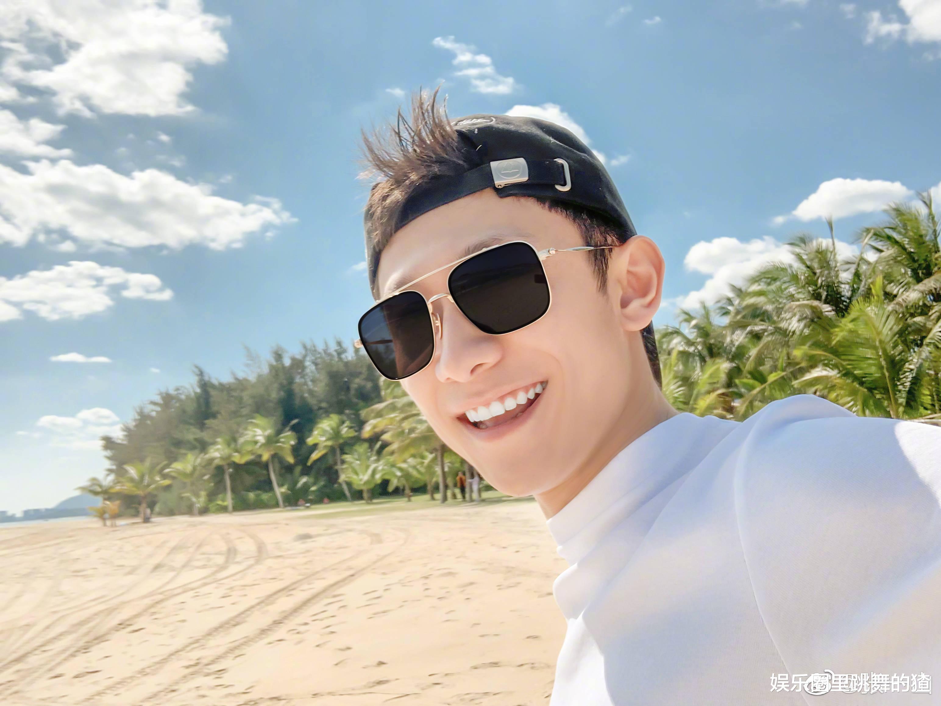 关晓彤|关晓彤微博发文：幸好，曾经的我爱过年少的你！