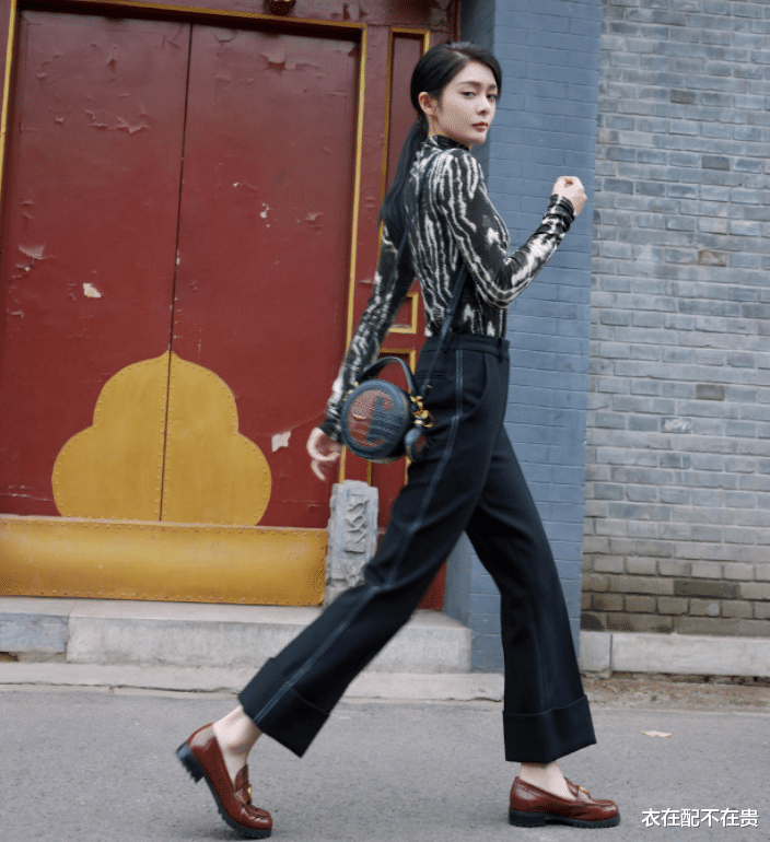 衣在配不在贵 傅箐名气不大但穿得讲究，从上到下都是竖条纹，看到侧面被惊艳了