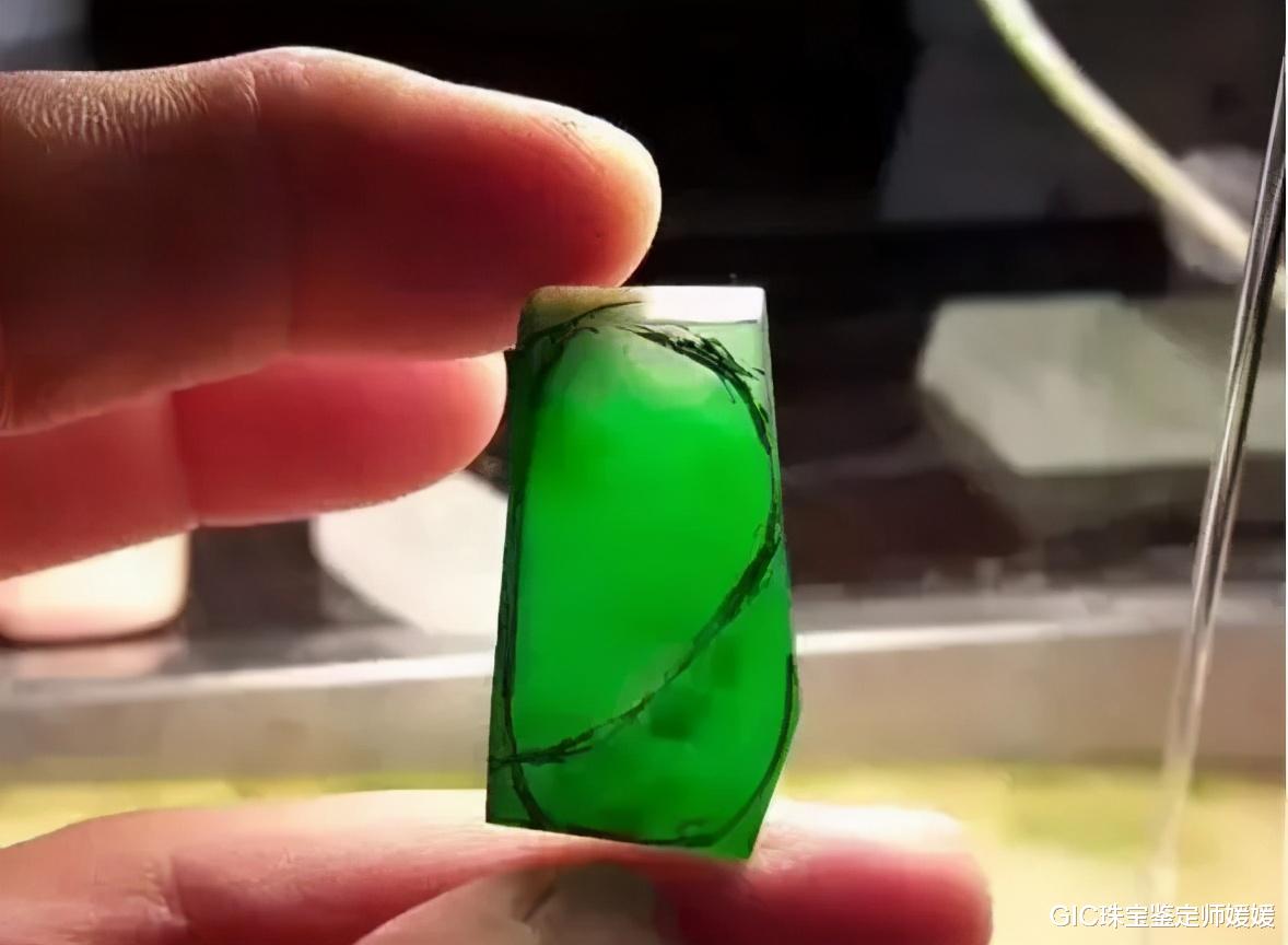 翡翠|天差地别的两块翡翠原石，切开却让人意外，赌石有风险入行需谨慎