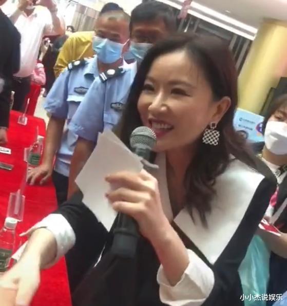 张文慈|湛江：50岁的张文慈参加活动，边唱歌边发美照，曾是“亚洲小姐”