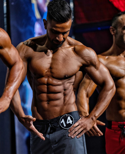 运动|体脂率极低，拥有清晰的腹部肌肉，被人们称为“十块先生”