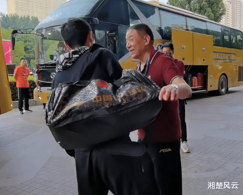 莎莎|莎莎签名忙,大蟒腿伤拐着走,大头临走请教功勋教练,国乒赴威海