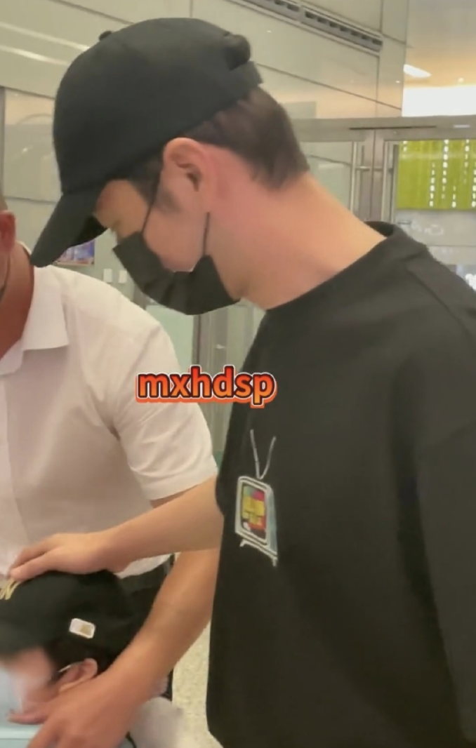 黄晓明|黄晓明带儿子回青岛老家，小海绵现身机场和啤酒节，帅气可爱