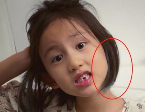 黄忆慈|黄磊小女儿引争议，才7岁就挂耳染、做美甲，比黄多多还叛逆？