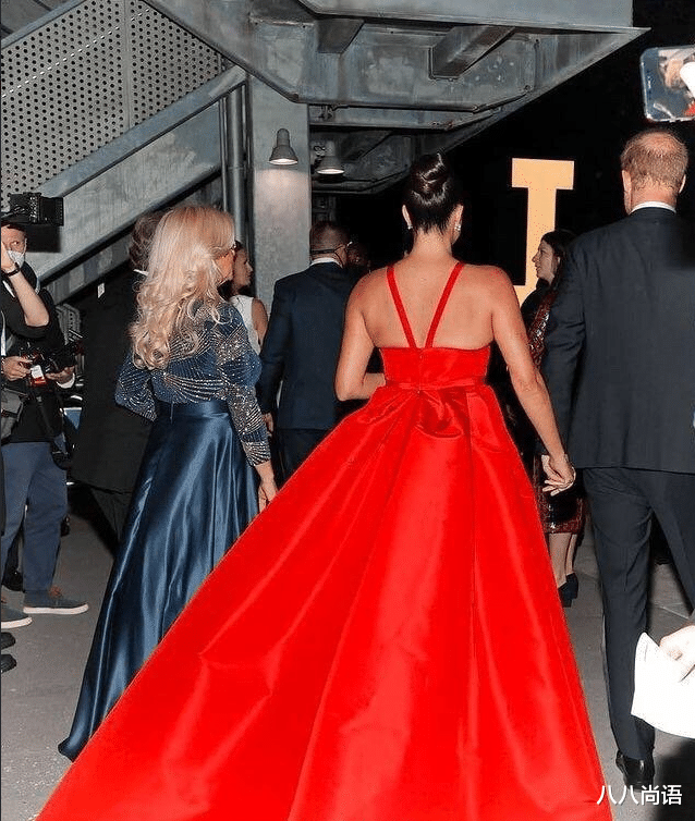 欧美明星|梅根也太丰满了，红色吊带裙走红毯暴露真实身材，还是婆婆最惊艳