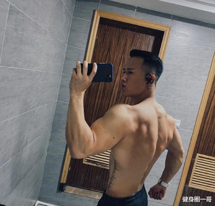 健身圈一哥 身高不够肌肉来凑，腹肌漂亮胸肌有型，健壮的贴身私教痞帅迷人！
