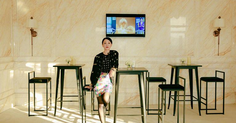 方脸妹说时尚|周迅罕见参加电影人酒会，高调穿丝袜配彩虹短裙，面色红润超富态