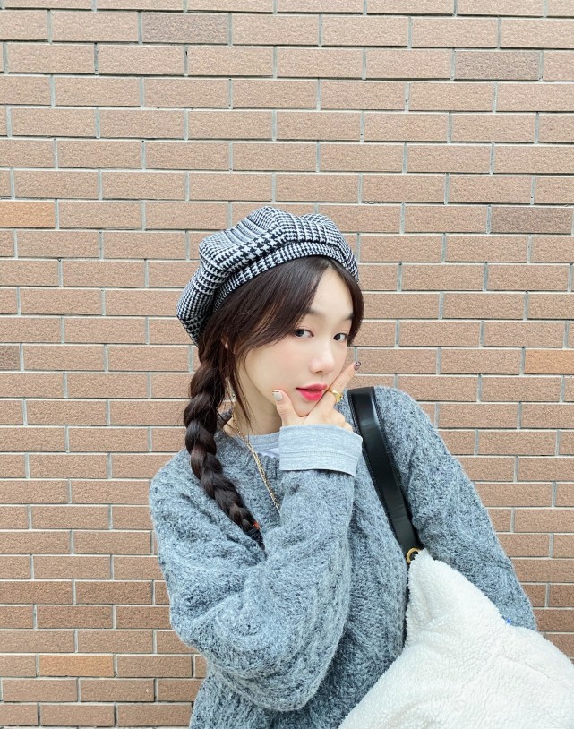 孙艺珍|徐梦洁真是女孩穿搭典范，毛衣配牛仔裤休闲随性，马尾辫减龄俏皮