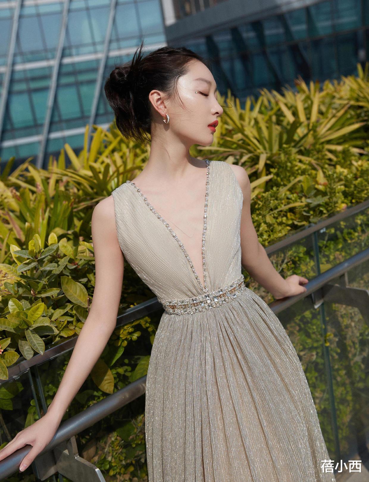 蓓小西 周冬雨的穿搭太时髦！针织衫配半身裙还叠穿一件背心，就她能撑住