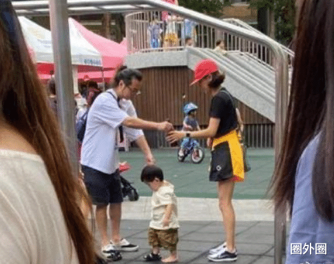 张慧雯|?陈意涵挺9个月孕肚亮相，四肢纤细不见肚子，上下舞台不用人搀扶