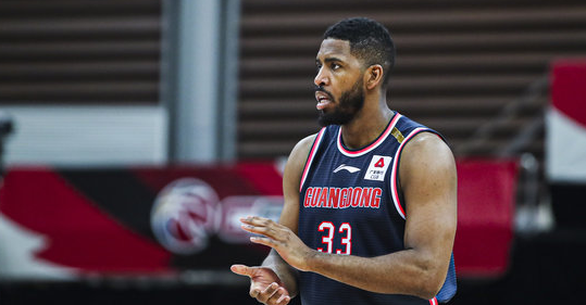 马尚|CBA第一外援！马尚回国养伤，机场泪别球迷！这一去恐再难回CBA