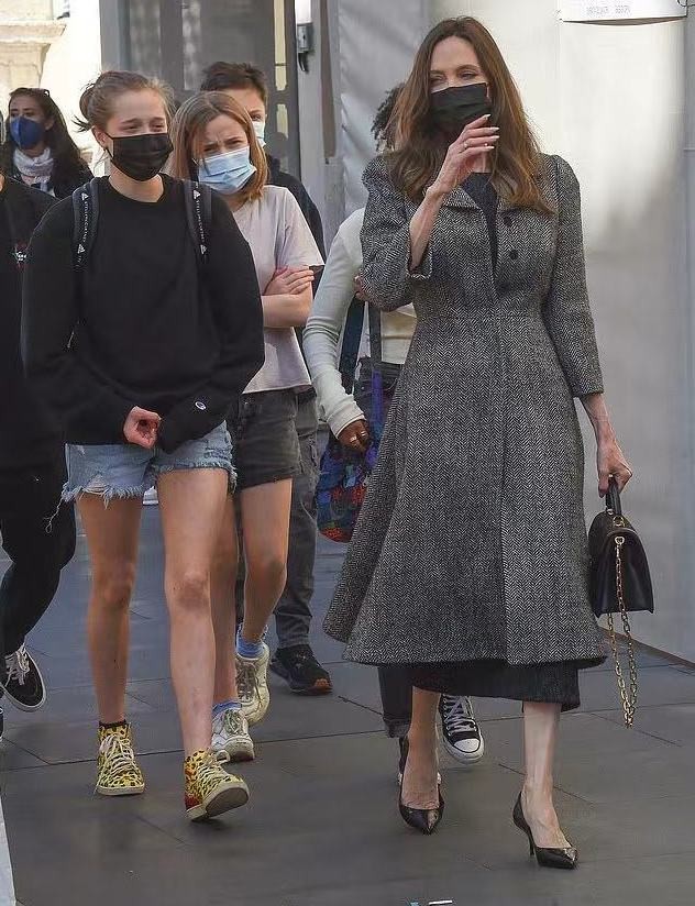 安吉丽娜·朱莉|朱莉带5个孩子漫步罗马！龙凤胎女儿冻得眉头紧蹙，双腿美过希洛