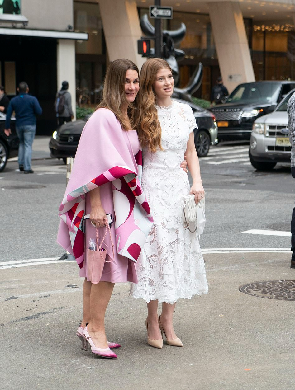 詹妮弗|比尔盖茨女儿婚礼彩排！他和前妻梅琳达同框不尴尬，新娘穿挂脖白裙太美