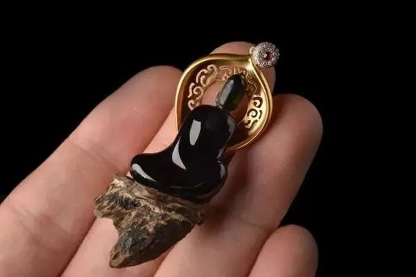 翡翠|起初，墨翠混在墨玉里傻傻分不清楚，上帝说：要有光！