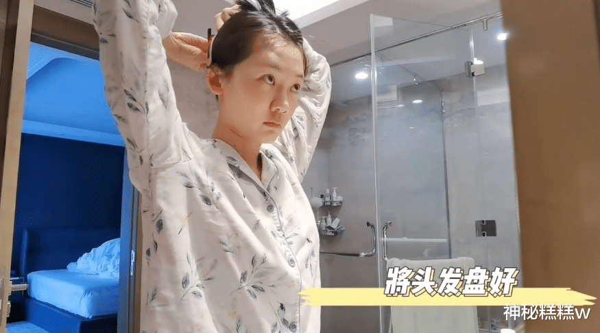 任嘉伦|苗苗早起为老公冲咖啡，挂郑恺身上超腻歪，女儿小酸奶英文名曝光