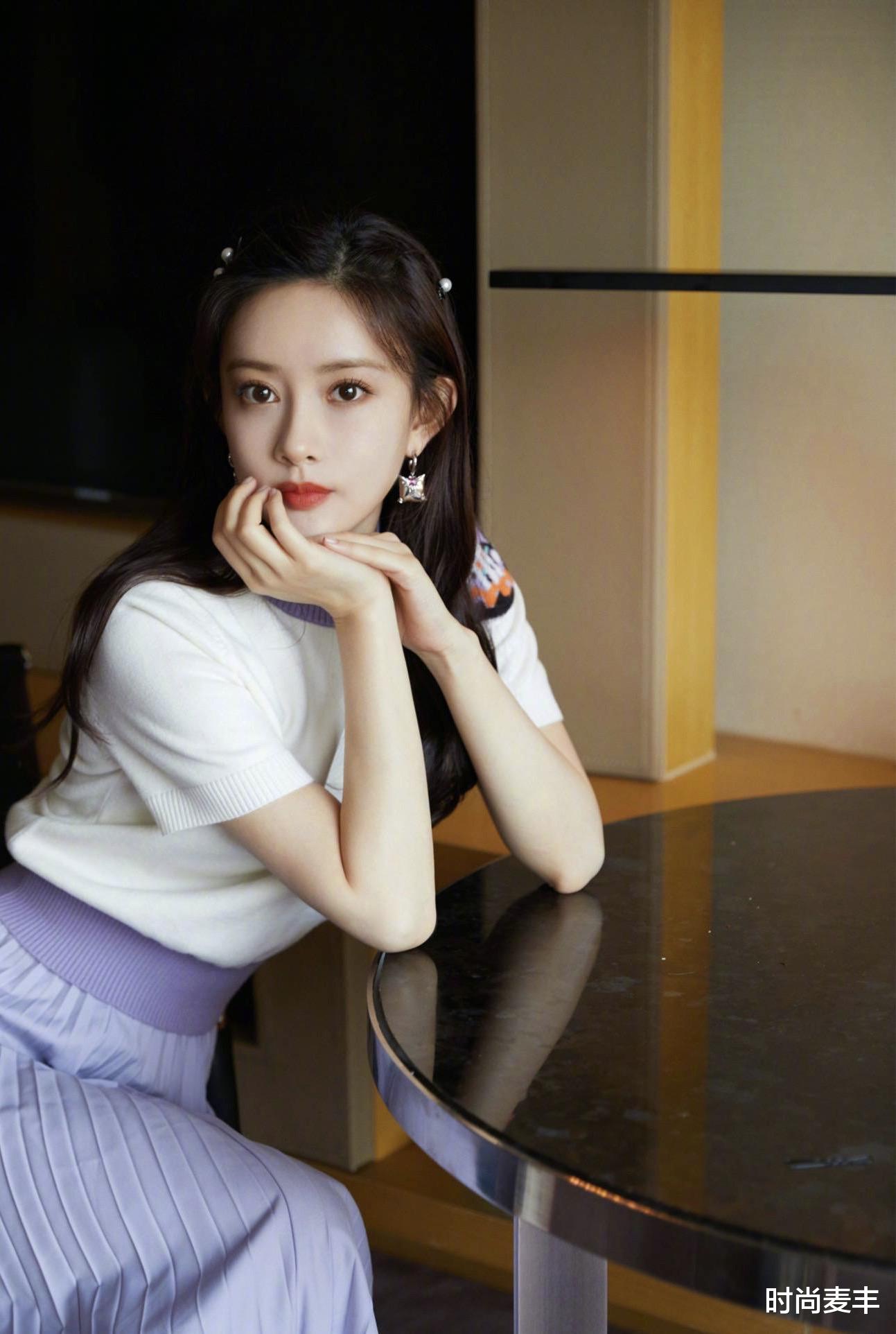 时尚麦丰|孟子义立秋写真，沉闷的黑色西服套装搭粉色的吊带，抢眼又性感