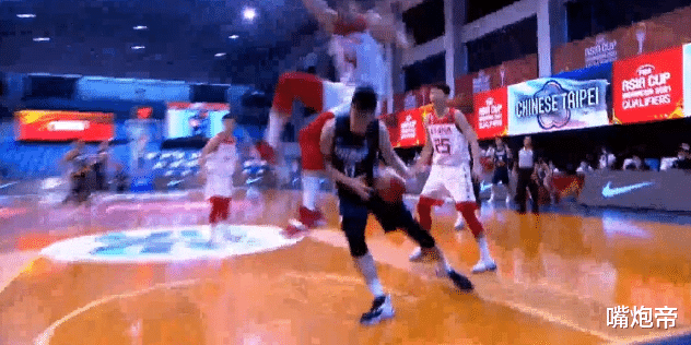 杜锋|中国台北再废人，半空狠撞沈梓捷！2人搀扶他伤退，杜锋急眼爆粗指着骂