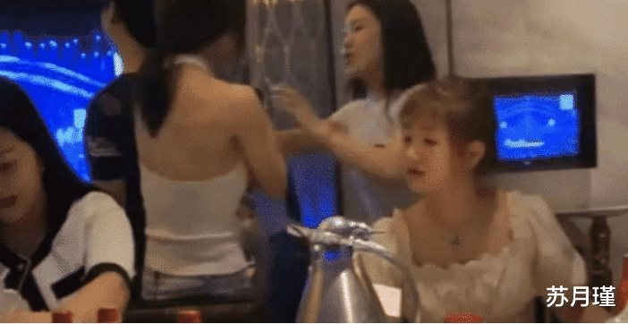 小姐姐 “合租的女生一天到晚不关门,是什么意思...?”