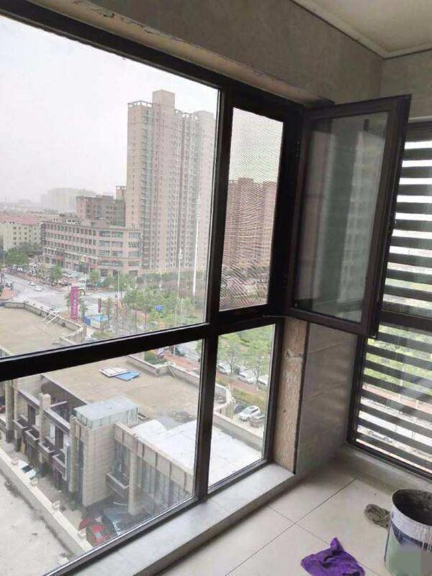 阳台|施工师傅死活不给阳台窗户上沿贴瓷砖，听完解释，才知道