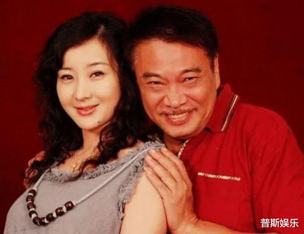 吴孟达|吴孟达遗孀露面，小老公22岁或不再改嫁，曾不满他供养两任前妻