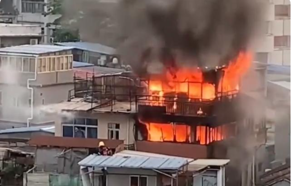 码农叔叔资讯 广州居民楼着火致3人死亡，现场逃命人员惊慌