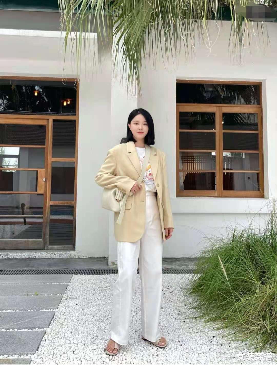 女装穿搭|白色休闲裤配什么上衣比较好看