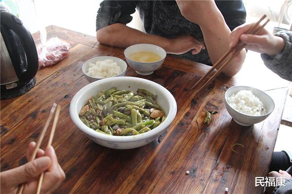 米饭 为啥不吃米饭，体重会掉的很快？完全用粗粮代替米饭，可行吗？