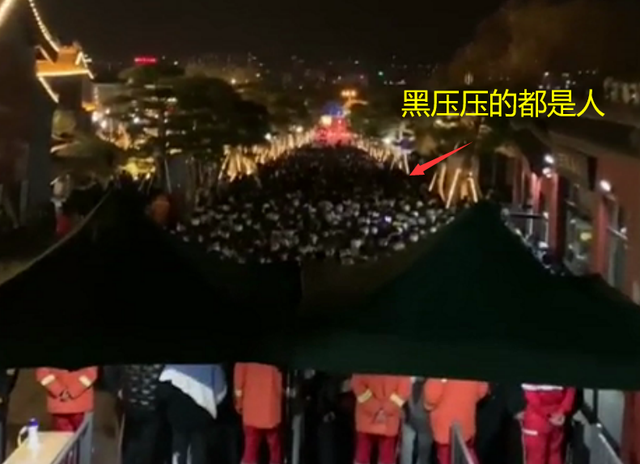 清明节 全是人！清明假期泰山人潮汹涌，游客挤厕所过夜