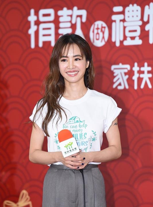 波波的时尚|“亚洲舞娘”蔡依林还挺乖巧，身穿白色T恤，一点不像演唱会时