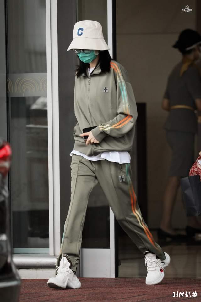 带货|明星反季带货太拼!刘诗诗穿秋装长外套,杨幂酷暑天毛衣配长靴