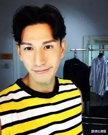 TVB|不满!TVB人气美女主持合照时胸前出现男人手,疑似被对方占便宜