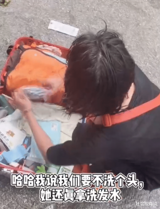 社会视角说 就是玩儿！广西两姐妹突遇大雨偏不躲，淡定掏洗发水在雨中洗头