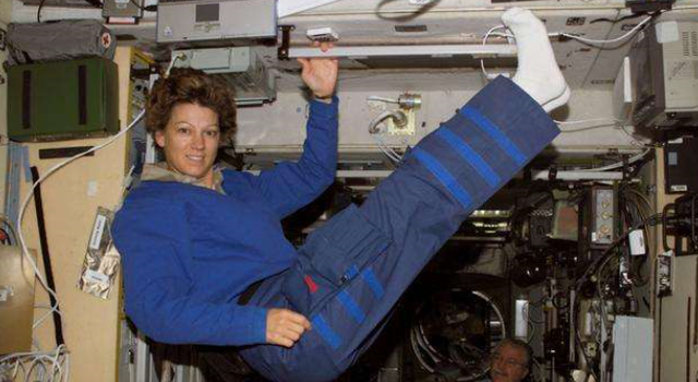 宇航员 女宇航员在太空生活那么久，若来了生理周期怎么办？办法真是高明