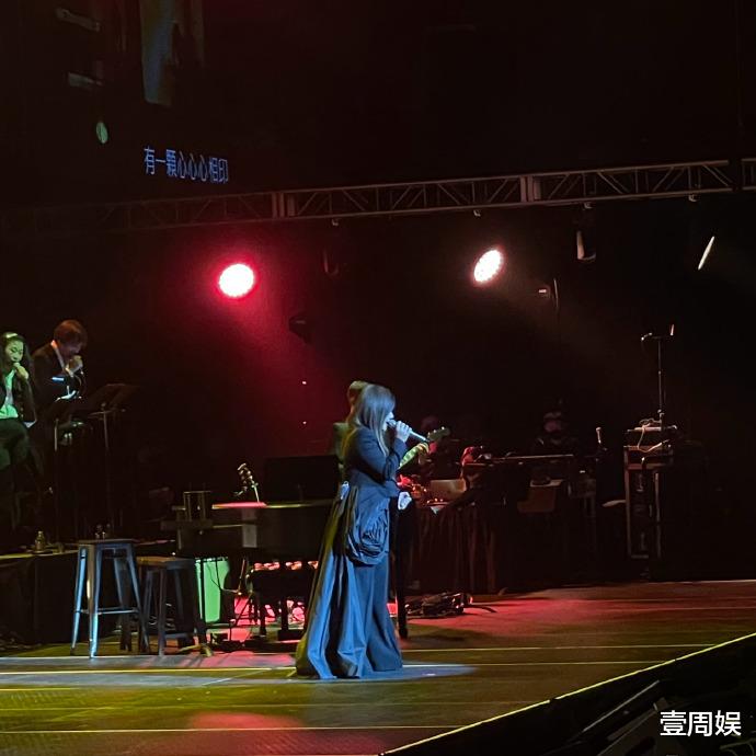 冯提莫|43岁梁静茹在美国开演唱会，跟富豪分手一年，身材发福太明显！