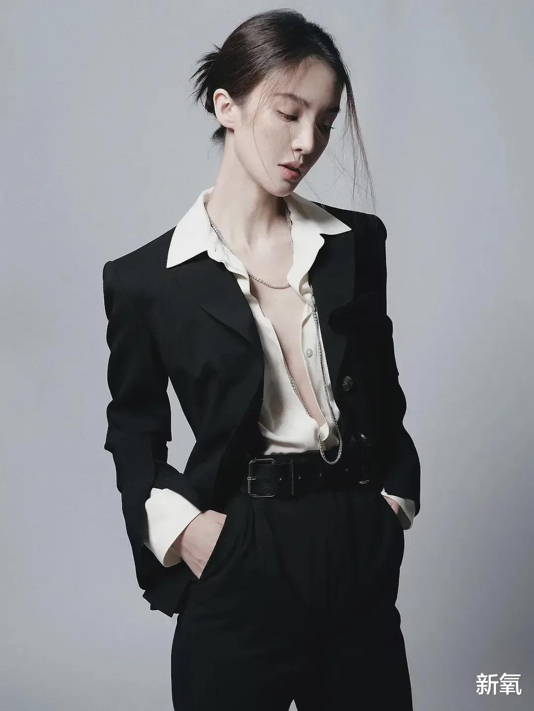 金晨|金晨的胸椎都弯成括号了，网友的注意力却全在她故意遮掩假体？