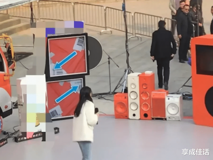 迪丽热巴|黄圣依混到这个地步了，打扮随意舞台捡漏，看来她是过气明星想翻红