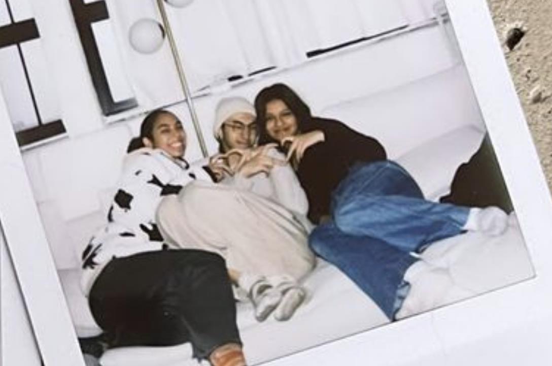 伊能静|伊能静儿子晒近照，和两个女生在床头比爱心，三人相互依偎似闺蜜