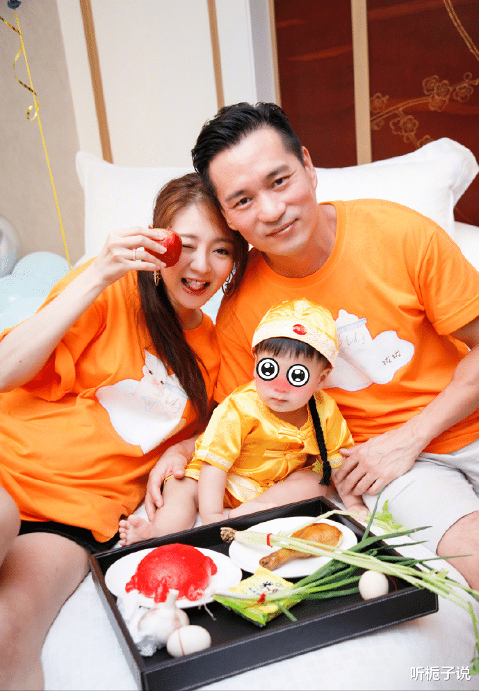 芭比娃娃|41岁安以轩近照曝光，嫁豪门仍要上班，丈夫名下只有一家50万企业