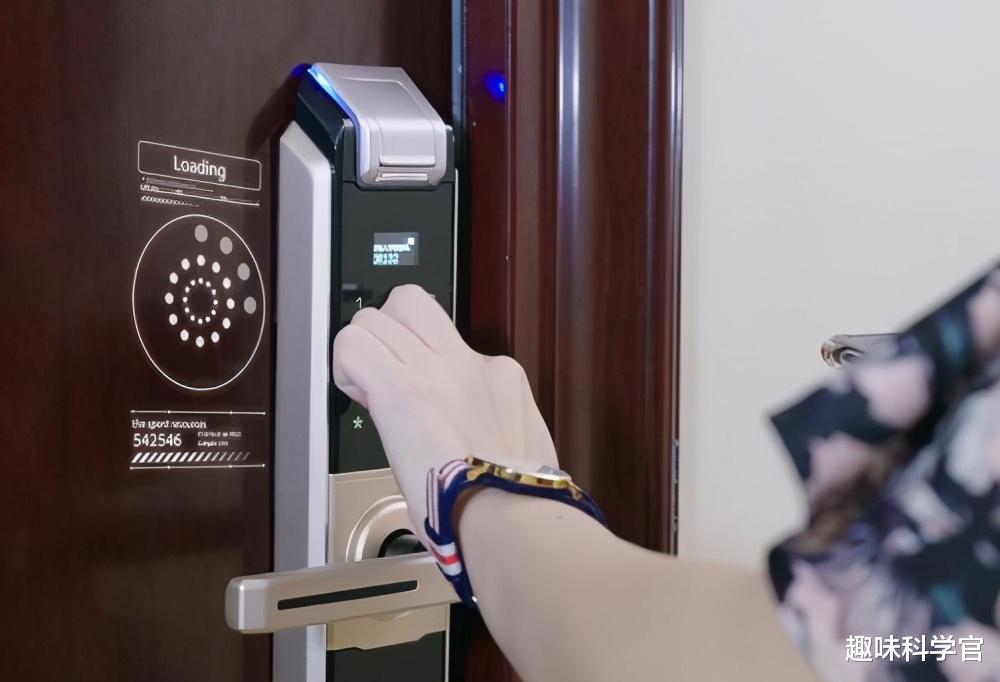 指纹识别|指纹锁不再安全？小偷进小区，用不干胶套取指纹，破解打开指纹锁